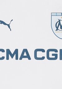 Camiseta deportiva blanca con logotipos azules: Puma, CMA CGM y un emblema circular con el diseño "OM", que muestra un patrón de rayas arriba y abajo del emblema.