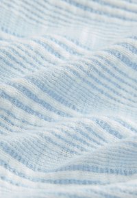 Material albastru deschis cu dungi texturate în relief, având un aspect moale, tricotat și o calitate delicată, aerată.