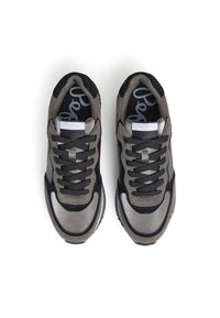 Een paar grijze en zwarte casual sneakers met zwarte veters, gemaakt van suede en mesh details, gezien van bovenaf op een witte achtergrond.