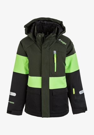 Schwarz und grüne wasserdichte Jacke mit reflektierenden Akzenten, mit Reißverschlusstaschen und abnehmbarem Kapuze. Mit leuchtend grünen Streifen an den Ärmeln.