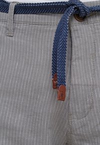 Grå stribede shorts med et vævet blåt bælte med brune læderdetaljer; glat tekstur og et afslappet fit design.