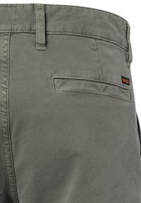 Groene katoenen broek in een blend met een vlakke achterzak met ton-sur-ton stiksels en een klein zwart en oranje "BOSS" label op de tailleband.