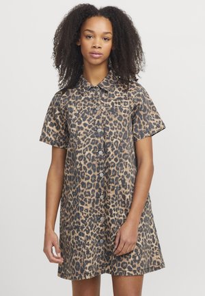 Vestido de mezclilla con estampado de leopardo, con mangas cortas, cuello con solapa y botones en la parte delantera. Incluye un bolsillo en el pecho.