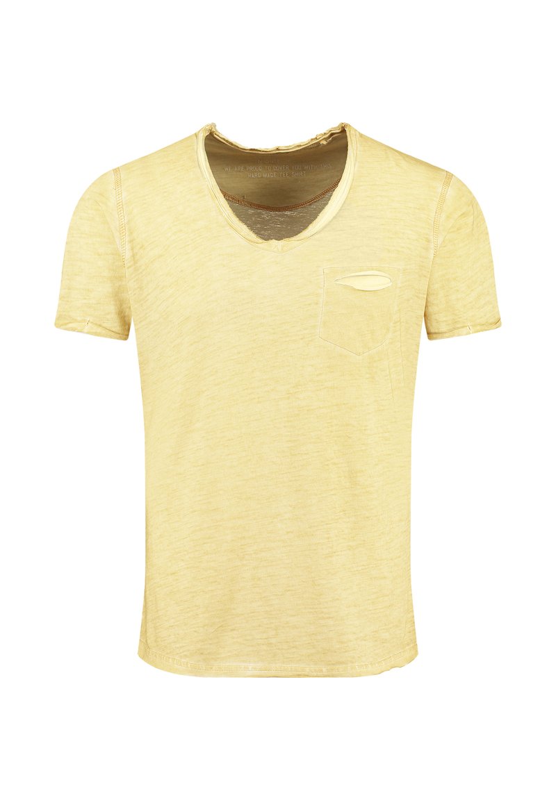 Camiseta de algodón amarilla, de manga corta, con diseño de cuello en pico, que presenta un pequeño bolsillo en el lado izquierdo del pecho con borde curvado. Textura suave con un aspecto ligeramente desgastado.
