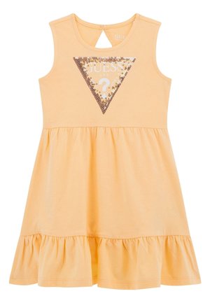 Ærmeløs lys orange kjole med flæsekant, paliet-belagte GUESS logo-triangle på brystet og nøglehul-knaplukning ved nakken bagpå.