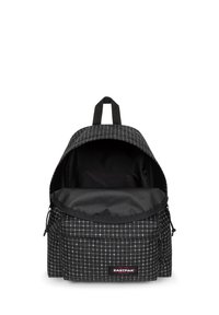 Mochila negra a cuadros con cierre de cremallera, un bolsillo frontal y un interior abierto. Hecha de un tejido resistente con un lazo de tela en la parte superior.