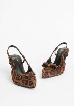 Braune Slingback-Absätze im Leopardenmuster mit einer spitzen Zehe, einem Schleifenakzent, schwarzem Innenfutter und einem schlanken Absatz. Texturierte Stoffoberfläche.