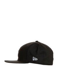 Casquette snapback noire avec visière plate, texture en tissu, logo brodé à l'avant et sur le côté, et œillets pour la ventilation.
