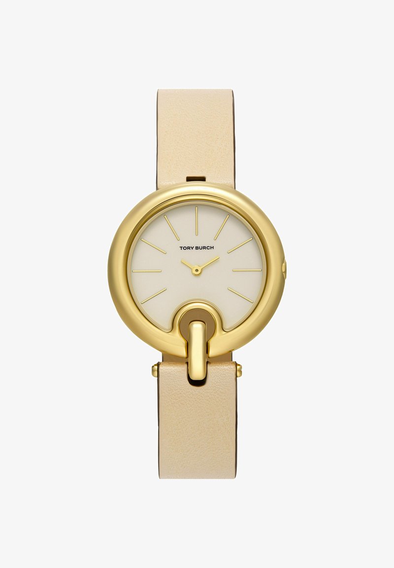 Ronde gouden horloge met beige leren band, minimalistische wijzerplaat met gouden uurmarkeringen en Tory Burch-logo in het midden.
