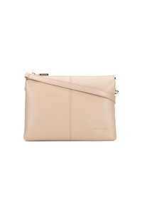 Borsa a tracolla in pelle beige con texture liscia, chiusura a zip e tracolla regolabile. Presenta dettagli di cucitura discreti e logo impresso.