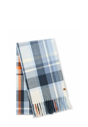 Écharpe en laine pliée avec un motif à carreaux bleu, blanc et orange et des bords à franges sur fond blanc.