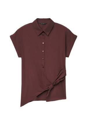 Dunkelbraune Bluse mit kurzen Ärmeln, Kragen, durchgehender Knopfleiste und einem Knoten-Detail auf der unteren rechten Seite.