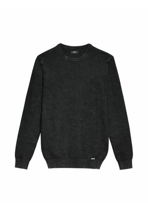 Ciemnoszary sweter z dzianiny z okrągłym dekoltem. Posiada ściągacze przy mankietach i u dołu, a także teksturowaną tkaninę. Minimalistyczna metka z logo na dole.