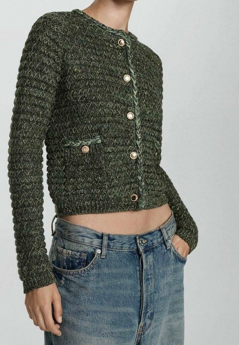 Grüne Strickjacke mit einem strukturierten Muster, Rundhalsausschnitt und goldfarbenen Knöpfen. Verfügt über ein kleines, geflochtenes Taschendetail.