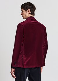 Blazer in velluto color mogano con un'unica spacco, collo a revers e polsini con bottoni. Texture liscia e design elegante adatto per occasioni formali.