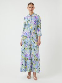 Cvetna maksi obleka v svetlo modri barvi, ki ima ovratnik, sprednje zapiranje na gumbe, rokave do tri četrtine in živahen vzorec vijoličnih in zelenih cvetov.
