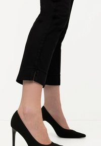 Ulla Popken CIGARETTE PINTUCK ELASTIC WAISTBAND - Kalhoty - black