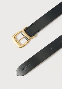 Fekete bőr öv arany színű téglalap alakú csattal. Sima textúrájú, több lyukkal a szíjon az állítható méret érdekében.