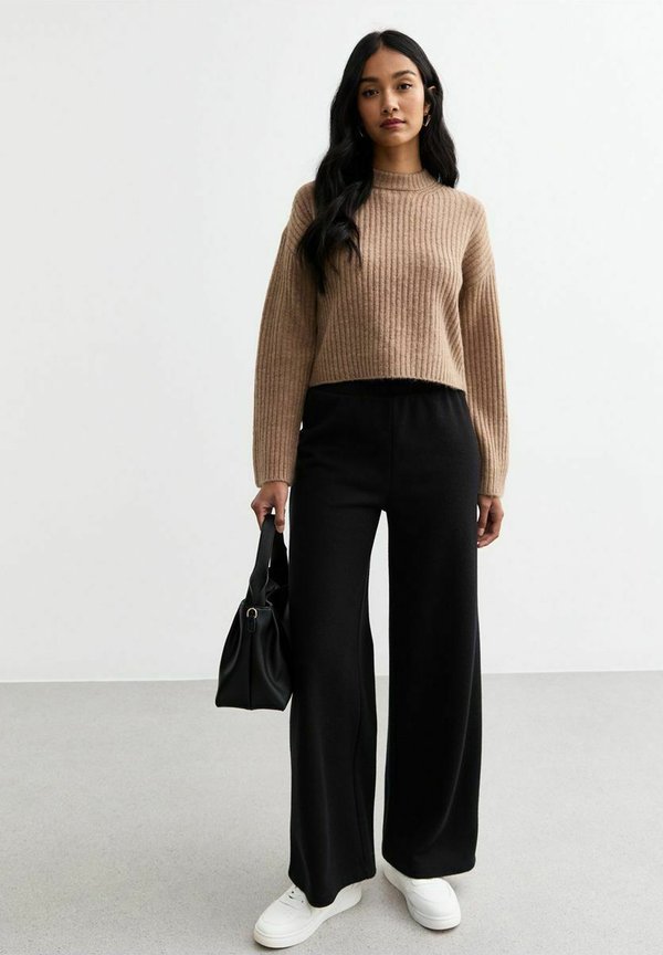 CREW NECK - Strickpullover - camel