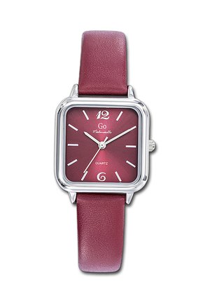 Montre carrée en argent avec cadran bordeaux et bracelet en cuir, repères des heures blancs et trois aiguilles indiquant 10:10:36.