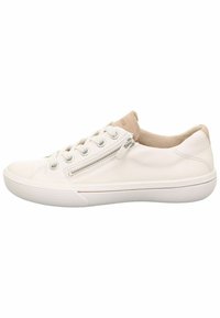 Białe skórzane sneakersy z zaokrąglonym noskiem, tekstylną podszewką, sznurowanym zapięciem, bocznym zamkiem i teksturowaną gumową podeszwą. Akcent w kolorze brązowym na tylnej części.