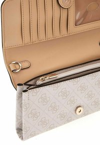 Portefeuille avec un intérieur beige clair, plusieurs emplacements pour cartes et une poche zippée. L'extérieur présente un tissu gris clair à motif avec un bouton-pression doré.