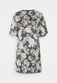 Kwiatowa sukienka na ciemnoszarym tle, zdobiona dużymi białymi wzorami kwiatowymi, z krótkimi bufkami, okrągłym dekoltem i zamkiem błyskawicznym z tyłu.