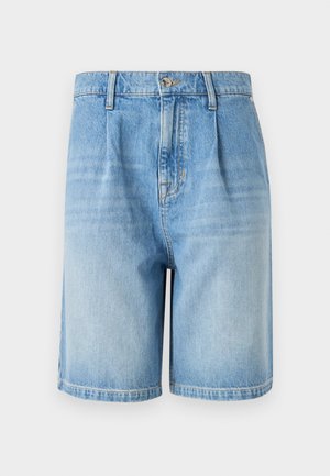 Lichtblauwe denimshorts met een ontspannen pasvorm, voorzien van een knoopsluiting, twee voorzakken en een rechte zoom. Vervaagde textuur over het geheel.