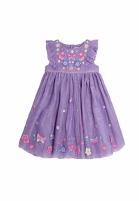 Rochie lila cu mâneci volanate, prezentând broderie colorată cu flori și fluturi pe corp și fustă, realizată dintr-un material ușor.