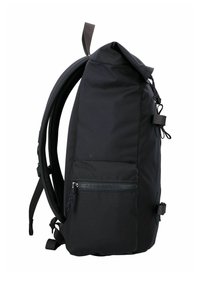 Schwarzer Rucksack mit gepolsterten Schultergurten, vorderer Reißverschlusstasche, seitlichen Kompressionsriemen und Tragegriff oben, seitlich dargestellt.