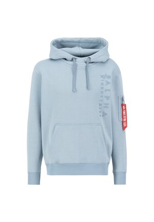 Hellblaue Kapuzenjacke mit Kängurutasche, Zugbandkapuze und seitlicher Reißverschlusstasche. Mit eingeprägtem 'Alpha Industries'-Text und einem roten Etikett.