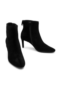 Czarne zamszowe botki za kostkę z szpiczastym noskiem i 3-calowym obcasem w stylu stiletto. Posiadają boczny zamek błyskawiczny, co ułatwia ich zakładanie. Gładka faktura na całej powierzchni.