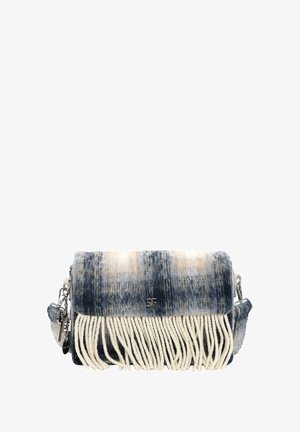 Leren schoudertas van een wolmix in een blauw en crèmekleurig ruitpatroon, met witte franjes, zilverkleurige hardware en een magnetische klepsluiting.