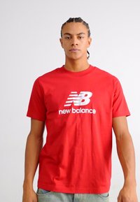 New Balance ESSENTIALS LOGO UNISEX - Nyomott mintás póló - team red