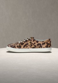 Χαμηλό αθλητικό παπούτσι με ύφασμα σε καφέ και μαύρο μοτίβο λεοπάρδαλης, λευκά κορδόνια, λευκή σόλα και μικρό χρυσό λογότυπο "RL" στο πλάι.