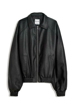 Schwarze Lederjacke mit Reißverschluss vorne, seitlichen Taschen und gerafften Bündchen. Sie verfügt über einen strukturierten Kragen und eine strukturierte Oberfläche.