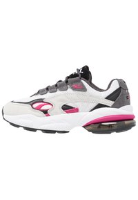 Sneaker con una toma in mesh grigia e un upper in suede, dettagli neri, particolari rosa e una suola intermedia bianca. Presenta un sistema di ammortizzazione ad aria visibile e suola testurizzata.