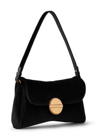 Borsa in velluto nero con chiusura arrotondata in tono oro, silhouette morbida e una sola tracolla nera. Texture liscia con dettagli minimi.