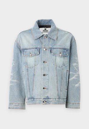 Lyseblå denimjakke med knaplukning foran, to brystlommer og falmede detaljer. Klassisk krave og let slidt tekstur.