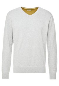 Maglione grigio chiaro con scollatura a V, maniche lunghe e polsini a costine. La parte interna del collo presenta un accento giallo. Texture morbida, design casual.