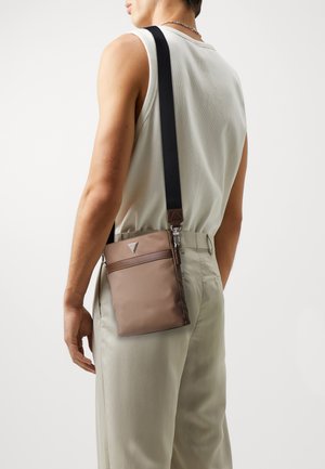 Guess ROMA - Sac bandoulière - sand