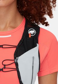 Hydration-Weste mit grauem Frontteil, schwarzem Mesh-Rücken, verstellbaren Trägern und einem orangefarbenen Akzent. Enthält Branding mit einem Logo auf der Schulter.