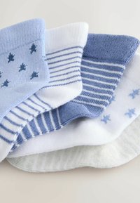 Cinco perechi de șosete în culori bleu deschis, alb și gri. Caracteristicile includ culori uni, dungi și modele cu frunze. Fabricate din material tricotat moale.