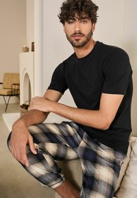 Next MOTIONFLEX COSY SET  - Pyjamas - black check