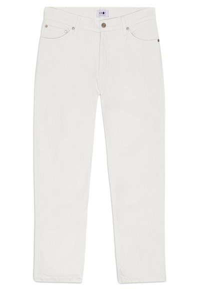 Jean en denim blanc avec une coupe droite, un design à cinq poches et des accents en métal argenté. Le matériau a une texture lisse et un style dépouillé.