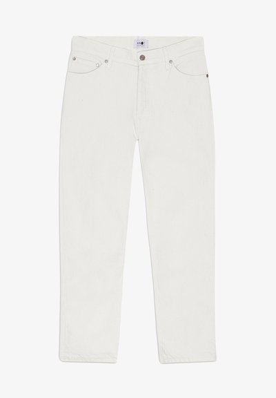 Valkoiset farkut suoran mitoituksen, viiden taskun muotoilun ja hopeanväristen yksityiskohtien kanssa. Materiaali on sileä ja koruton.