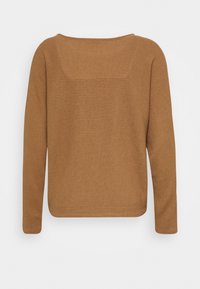 Brązowy, prążkowany sweter z długimi rękawami i szerokim dekoltem. Gładka faktura i luźny krój. Okrągły dół.