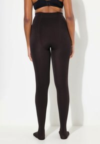 Leggings neri opachi a vita alta, con una texture liscia e design senza cuciture, caratterizzati da una silhouette aderente e senza hardware visibile.