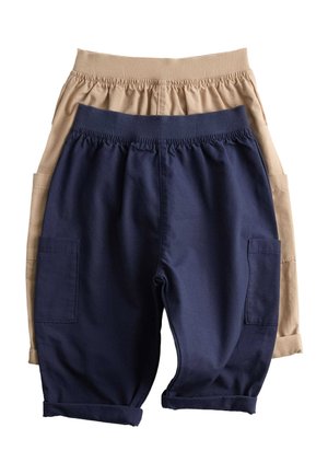 Twee paar cargoshorts met opgerolde zomen en elastische tailleband, in beige en marineblauw, gestapeld met marineblauw bovenop tegen een witte achtergrond.