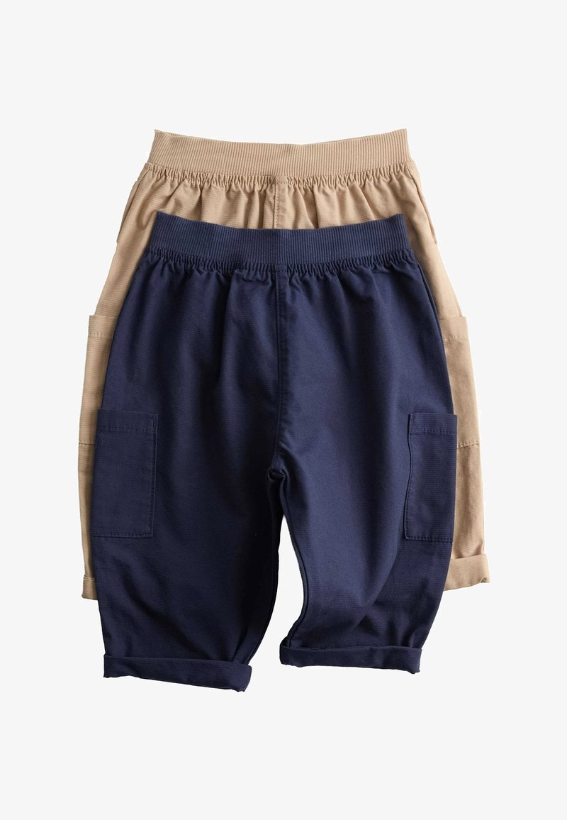 Due paia di pantaloncini cargo con orlo arrotolato e vita elasticizzata, uno beige e uno blu navy, impilati con il blu navy sopra su sfondo bianco.
